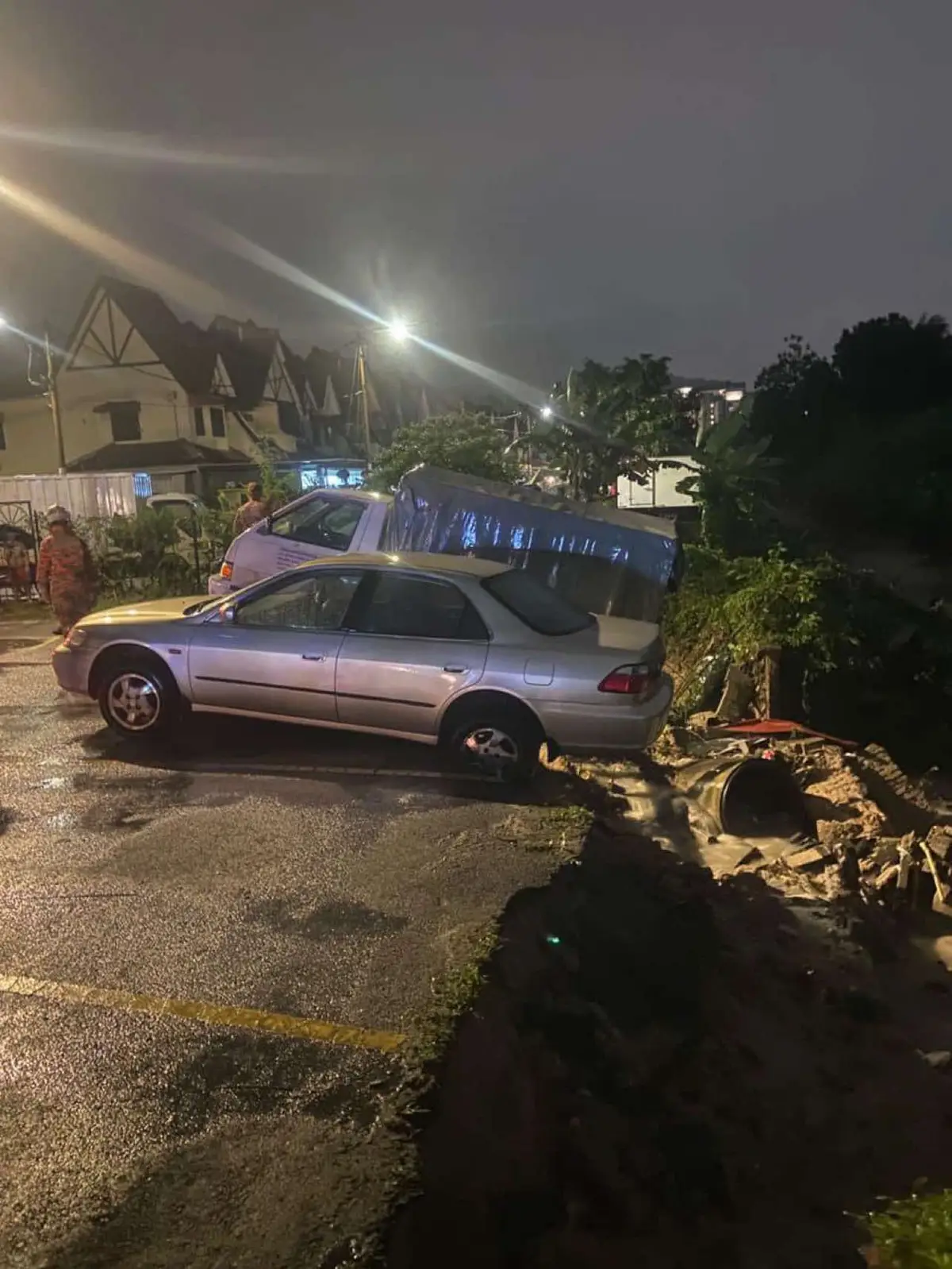 Dua kenderaan terjatuh ke dalam longkang dalam kejadian tanah runtuh di tebing sungai Lebuh Maju, Taman Lembah Maju di Ampang kira-kira 7 petang tadi. Penolong Pengarah Bahagian Operasi Jabatan Bomba dan Penyelamat Malaysia (JBPM) Selangor Ahmad Mukhlis Mukhtar berkata bagaimanapun tiada kemalangan jiwa dilaporkan. 📸 Bomba #ampang #tanahruntuh #bomba #sungai