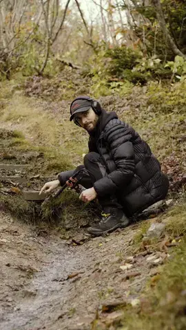 The sound of moving water 💧  While walking along a trail at Cap-Bon-Ami in Gaspésie, I heard a very soft sound coming from the ground... It was a faint clicking from a tiny stream of water. Hikers passed by without noticing this subtle sound. Yet, I feel it has something almost magical, a quiet reminder of the hidden details in nature that often go unnoticed. #aesthetic #science #sound #pourtoi #fyp 