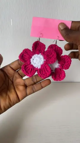 Posting this because the tutorial with my voice explaing every step has just been uploaded on my youtube channel ( link in my bio) and it’s in pink 😍😍#crocheted #crochettutorial #daisyearrings 