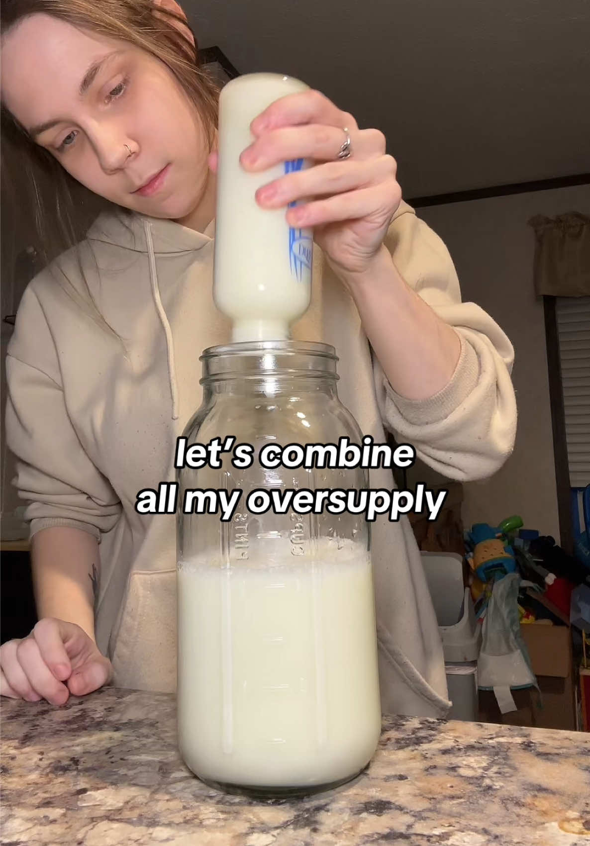 do you use glass or plastic? #oversupply #oversupplier #pumpandpour #pumpingmom #pumping #lactationsupport #lactation #postpartum #2under2 #milkdonor #donor #nursingmomsoftiktok #pumpingmomsoftiktok #nursingmom #MomsofTikTok 