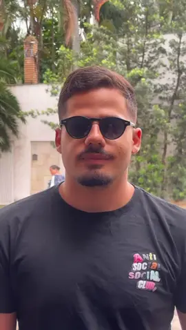 Em 2002, o Brasil foi abalado por um dos crimes mais chocantes de sua história. Na casa de Manfred e Marísia von Richthofen, eles foram brutalmente ass@ssinad0s pelos irmãos Cravinhos, Daniel e Christian, a mando de sua própria filha, Suzane.  O crime aconteceu enquanto os pais dormiam, e o plano foi orquestrado por Suzane e Daniel, seu namorado à época. A motivação? Uma combinação macabra de dinheiro e poder. Visitei essa casa que foi palco de um dos crimes mais falados no país, tentando entender melhor os detalhes dessa história, que continua a impressionar até hoje. ⚖️🕵️‍♂️ Imagens: Reprodução/Polícia Civil de São Paulo/ Estadão/@conradorf TikTok #CasoRichthofen #CrimeReal #TrueCrime #DarksideBooks #HistóriaBrasileira #SuzaneRichthofen #IrmãosCravinhos #TrueCrimeBrasil #Justiça #ReelsBrasil 