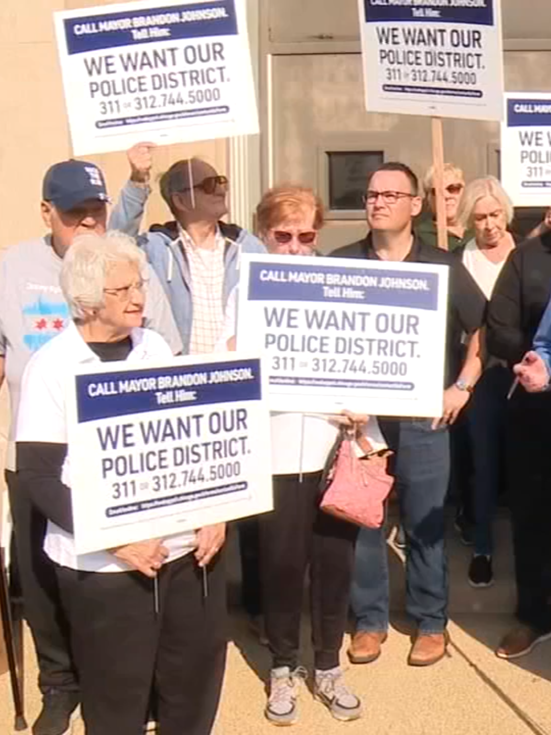 The feud continues between city officials and a coalition of community and local leaders over turning a vacant National Guard armory next to a runway at Midway Airport into a Chicago police station. #chicago #chicagonews #chicagopolice