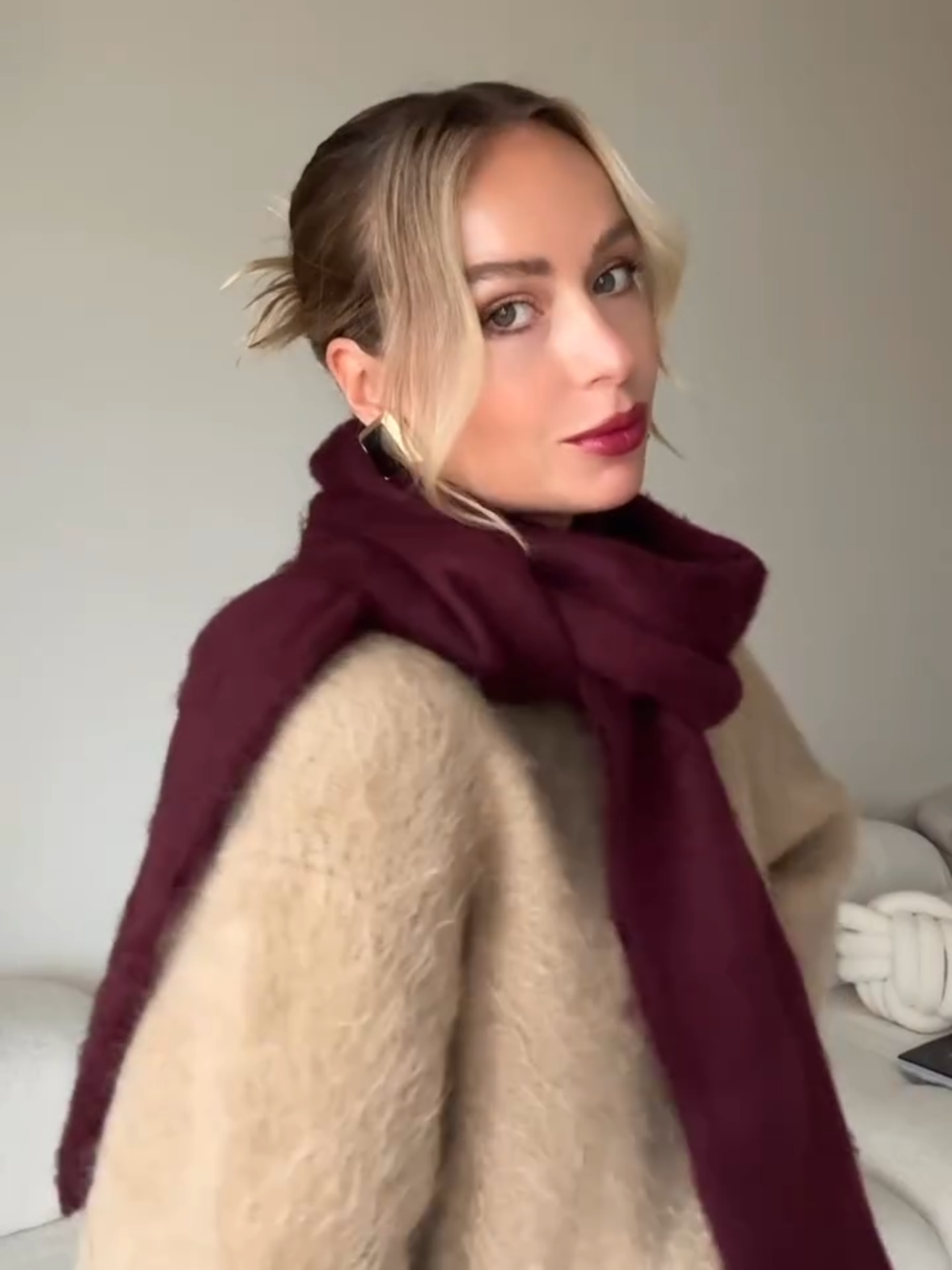 Save this scarf hack for later!🧣 @olga.liber #fashionhacks