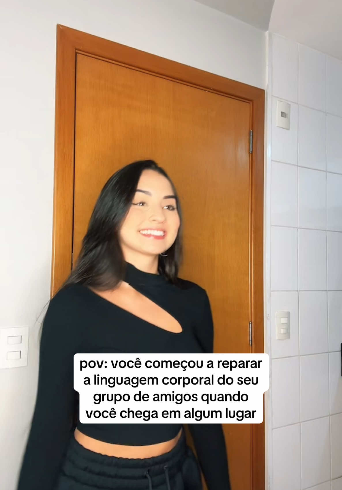 Qual amigo agiu estranho…?🤔👀 •Explicação nos comentários! #linguagemcorporal #amizade #falsidade 