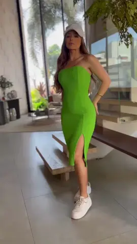 💃 Vestido Midi Tomara que Caia com Abertura na Perna – Verde ou Vermelho? 💃 Elegância e sensualidade em um só look! Esse vestido midi tomara que caia com abertura na perna é perfeito para você se destacar em qualquer evento. Qual cor é a sua favorita: o verde vibrante ou o vermelho poderoso? 😍  ✨ Peça exclusiva no Tik Tok – entre em contato pelo direct para garantir o seu! #VestidoMidi #TomaraQueCaia #lookdearrasar #ModaFeminina #exclusivotiktok #Tendências2024 #BellaTeodora #FashionReels #LookElegante #CompreOnline