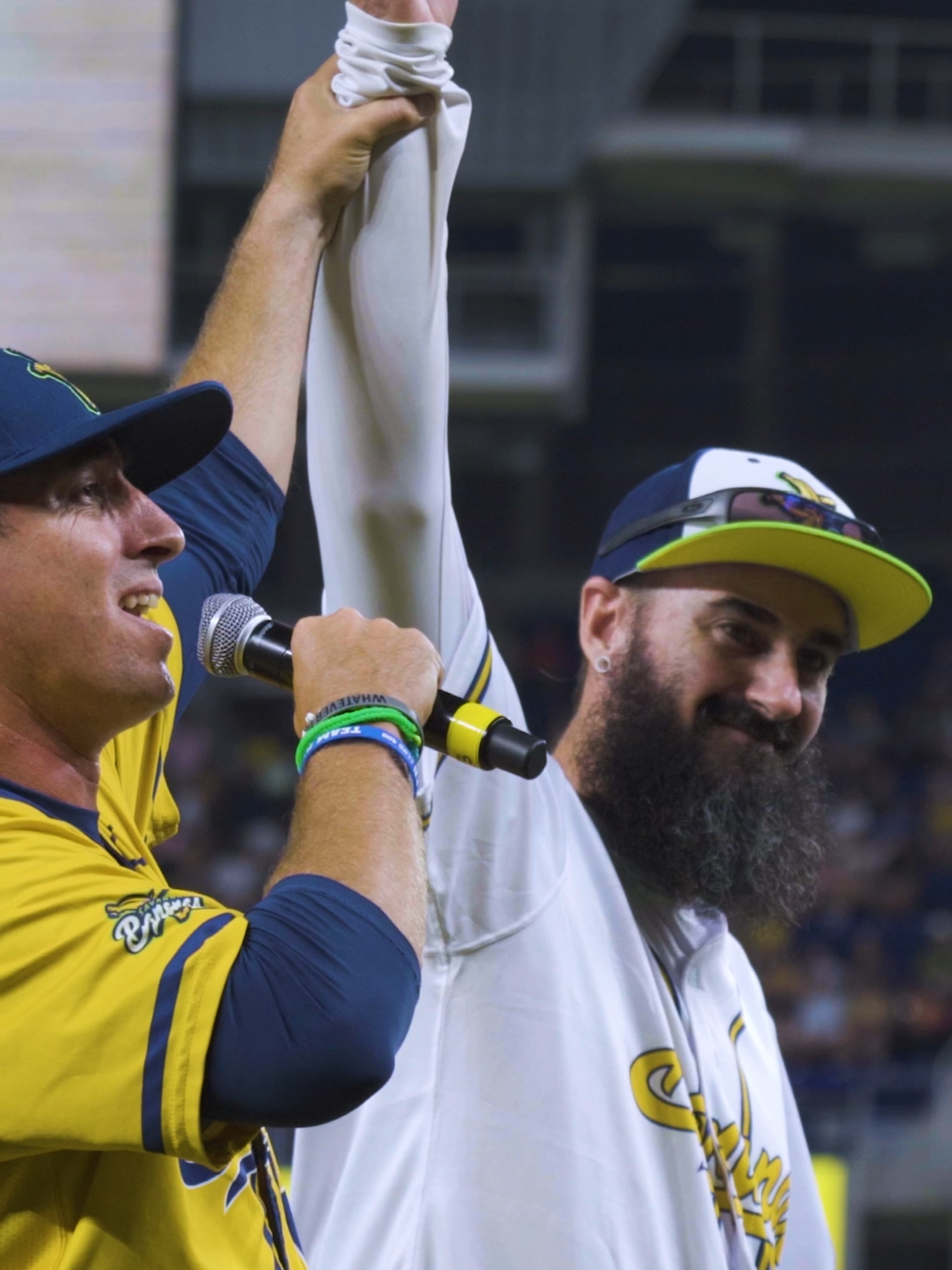 Nothing like a fan caught foul ball to start the game🤯 #baseball #bananaball #mlb #savannahbananas #foryou