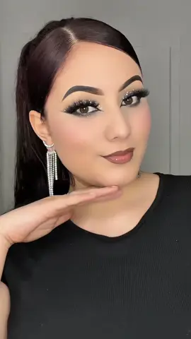 Respuesta a @Pamela Resendiz 💞 Facil y sencillo🖤✨#makeup #viral #fyp #social #fypシ゚ #makeuplook #maquillista #peinadosfaciles #makeuptransformation #glitter #makeuptutorial #maquillaje #cejastutorial #glam #pielperfecta #negro #elegante #professional #maquillajedeojos #peinadoselegantes 