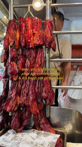 pov: you find the best char siu in Hong Kong and it’s fresh out of the oven 😮‍💨 Char siu, or Cantonese-style barbecue pork, is a quintessential Hong Kong dish. At this local spot, the char siu is beautifully charred, caramelized and melts in your mouth 🍚 📍 新桂香燒臘 (Sun Kwai Heung), Chai Wan #discoverhongkong #hongkong #hongkongfood 