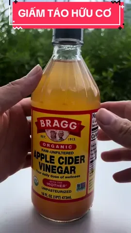 Giấm Táo Hữu Cơ Bragg                 - Hàng Mỹ Xuất xứ: Mỹ Chứng nhận hữu cơ USDA.                 Quy cách: Chai thủy tinh HSD mới nhất Không cần bảo quản lạnh. Chú ý lắc kỹ trước khi dùng. 👉 Sản phẩm hữu cơ, loại bỏ mối lo táo biến đổi gen .                   👉 Sản phẩm không lọc, không hấp khử trùng.                           👉 Con giấm (Mother) trong giấm táo hữu cơ Bragg là đám màng nhỏ màu nâu lắng dưới đáy chai, được xem là thứ quyết định nên những lợi ích tuyệt vời nhất của Bragg Organic Raw - Unfiltered Apple Cider Vinegar. 👉 Dùng chế biến thực phẩm: trộn salad, rau củ, chế biến món ăn với hàng trăm công thức khác nhau và hiện vẫn không ngừng được khám phá thêm mỗi ngày bởi người tiêu dùng khắp nơi trên thế giới. #giamtaohuuco #giamtao #bragg #giamtaobragg #damtao #dambragg #damtaobragg #damtaohuuco #dấm_táo #giấm_táo #ecomarket247 