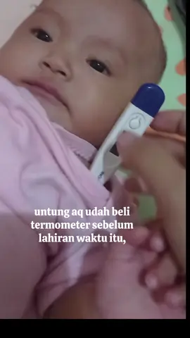 sebelum lahiran waktu itu emang udah kepikiran buat beli termometer, maklum lah yaa sebagai newmom aq pasti akan panik kalau baby ku kenapa