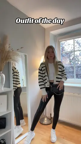 Outfit of the day 🫶🏽 #outfitinspo #outfit #fashion #viral_video #fashiontiktok #girl #blonde #croptop #leather #fyp #fypシ゚ 