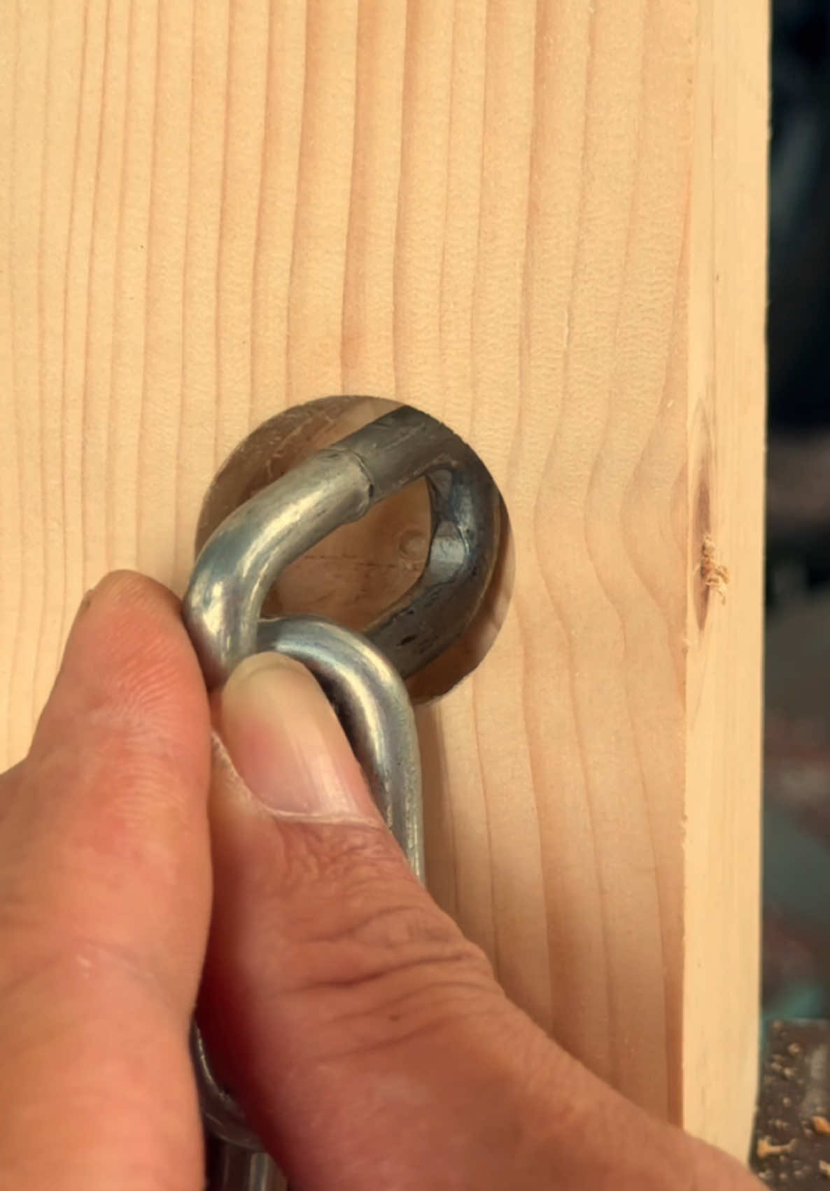 Great idea for attaching chains to wood #construction #DIY #tooltips 