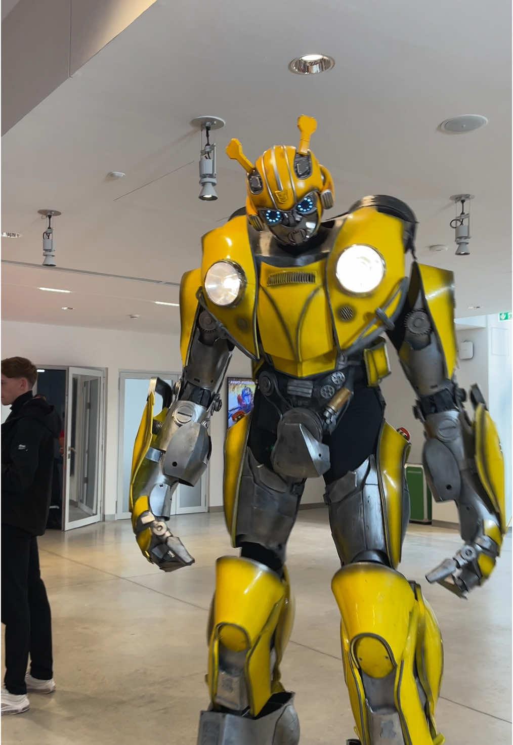 Bumblebee c’est vraiment la star qu’il pense être 💛 #TransformersLeCommencement 