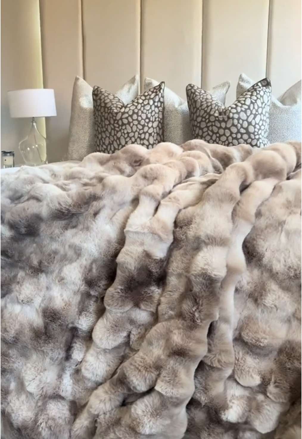 Must have luxury faux fur throw 🧸🤎🍫 #homedecor #neutralaesthetic #homeinspo #neutraldecor #fyp 