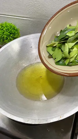 Daud jeruk lebih awet kalo di bikin kayak gini #daunjeruk #fyp #foryoupage #fypシ゚viral #fypシ #fyppppppppppppppppppppppp #reseptiktok #cooking #reseprumahan #inspirasimenu #food #simplecooking #tips 