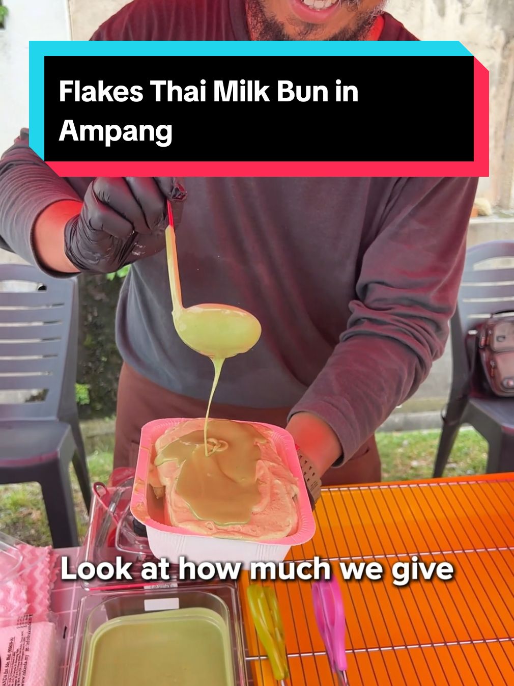 Thai Milk Bun in Ampang! @flakesthaimilkbun 
 
 📍Flakes Thai Milk Bun
 
 📅Schedule:
 
 ✅Tue: Pasar Malam Bandar Baru Ampang
 ⏰5pm - 10pm
 
 ✅Wed & Fri: Pasar Malam Taman Dagang Ampang
 ⏰5pm - 10pm
 
 ✅Thurs-Sun: Surau An-Najah, Taman Dato Ahmad Razali, Ampang
 ⏰12pm - 7pm (Fri 10am - 3pm) #klfoodie #foodhuntingkl #malaysiafood #bestfoodmalaysia #MakanLokal 