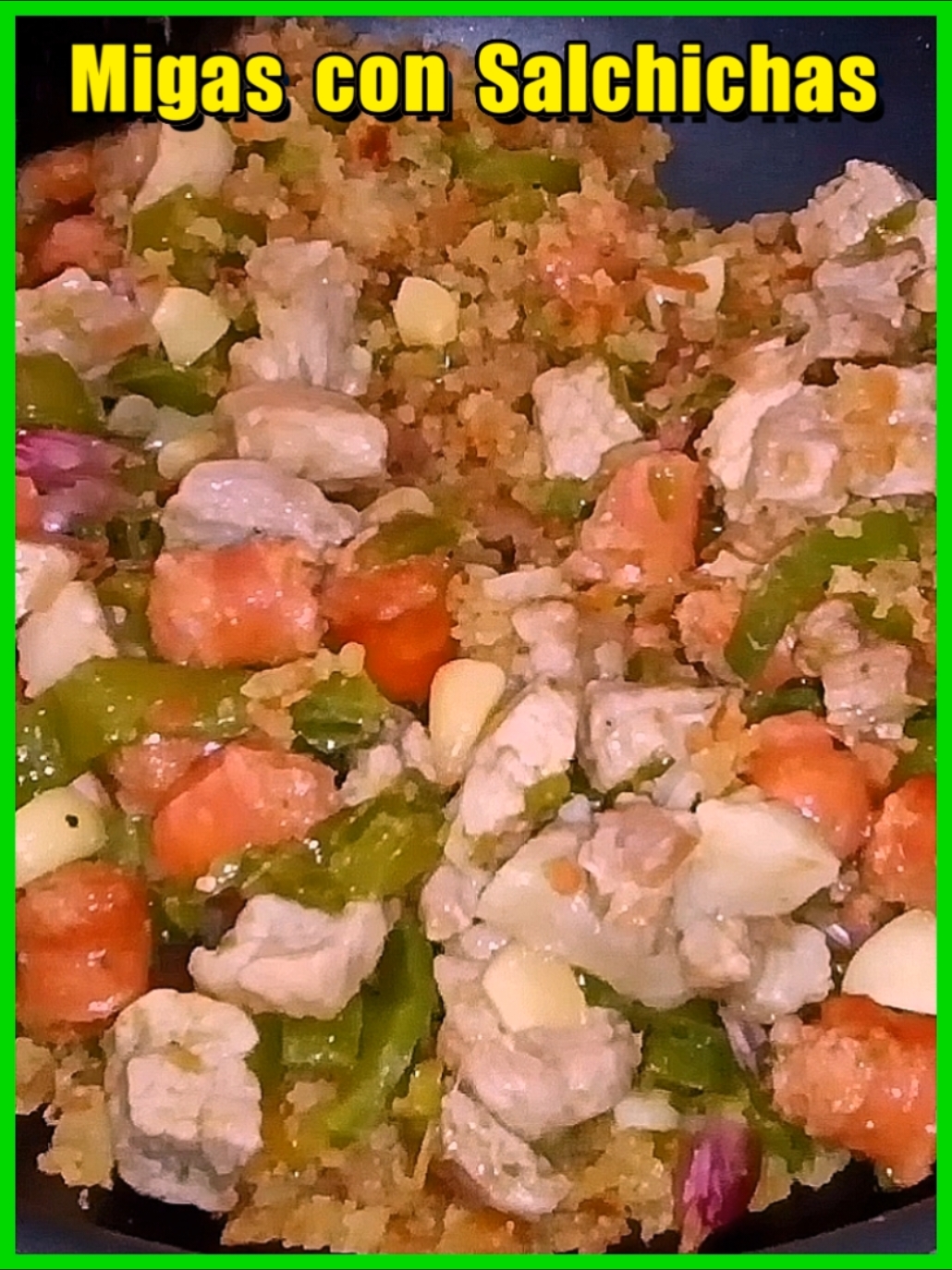 ✅ Migas con Salchichas, Panceta y Pimientos 🍲😋❤️   INGREDIENTES: - Pan de Hogaza 600 gr - Panceta de Cerdo 200 gr - Salchichas Rojas Frescas 200 gr - 1 Cabeza de Ajos - Pimiento Verde 160 gr - Aceite de Oliva 125 ml - Pimienta Molida - Agua y Sal Marina #migasdelpastor #migasmanchegas #migasandaluzas #recetasdemigas #comohacermigas 