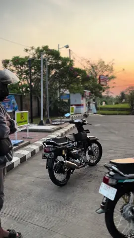 Pria dengan kuda besi kesayangannya #astreagrand #astreagrandbulus #astrea #astreapakaivelksupra #astreagrandindonesia #astreagrandmodifikasi #Astrea 