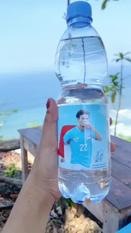 Foto sama botolnya aja gapapa kok😅 #nathantjoeaon #leminerale #lemineral #nathantjoeaon #LeMinerale #timnas 