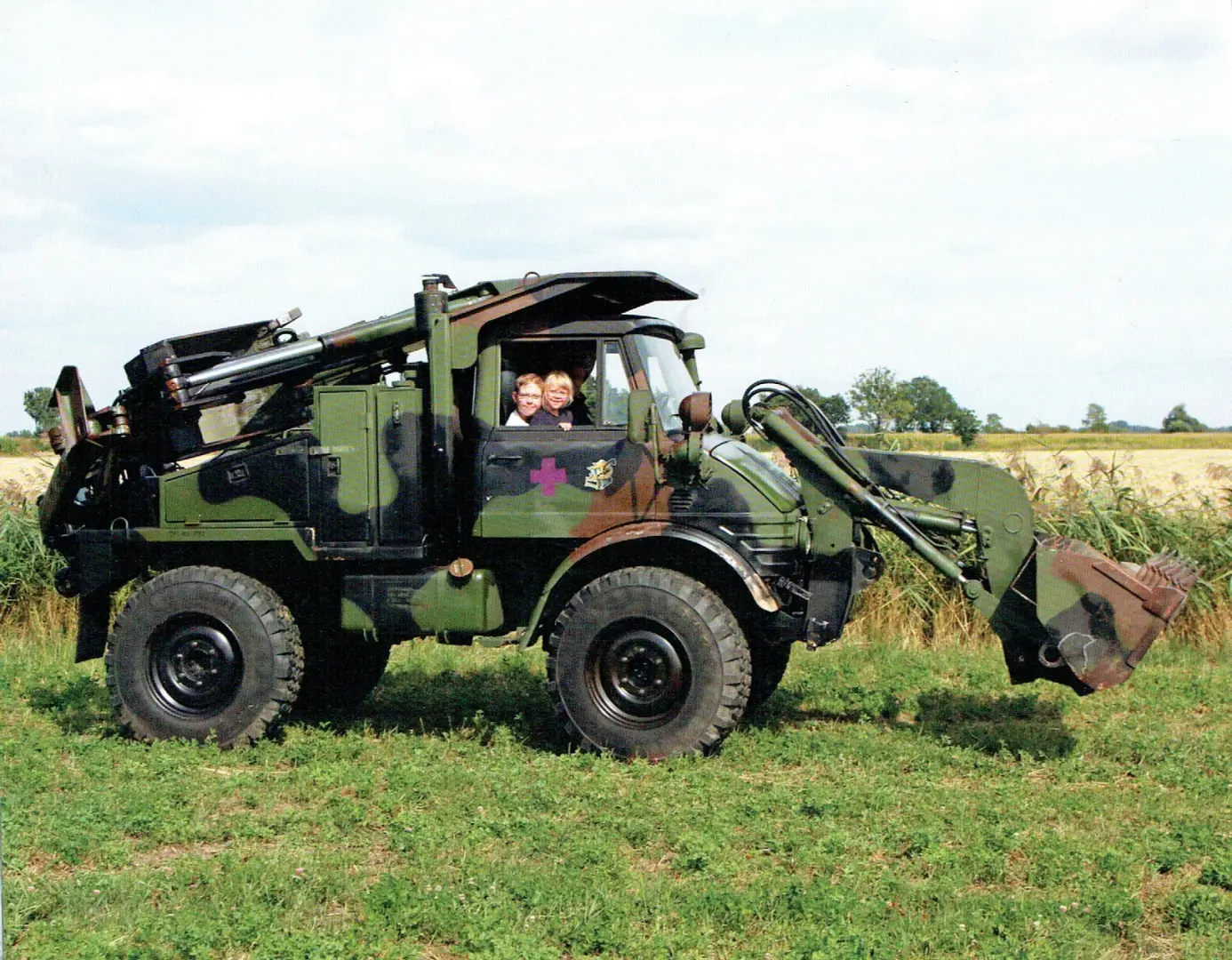 Diesen Unimog 419 SEE Tractor fotografierte Günther Uhl für den Unimog- und MB-trac-Wochenkalender 2024 von Posdzun. Der Kalender 2025 ist bereits erhältich unter anderem über www.buchundbild.de/de/kalender1 Günther Uhl photographed this Unimog 419 SEE Tractor for the Unimog and MB-trac weekly calendar 2024 from Posdzun. The 2025 calendar is already available at www.buchundbild.de/de/kalender1 #mercedesbenz ͟#gaggenau #unimog #daimler #unimogfan #unimogcommunity #unimogmuseum #unimogclubgaggenau #ucg #mbbrandclubs #unimogpower #offroad #cars #carsofinstagram