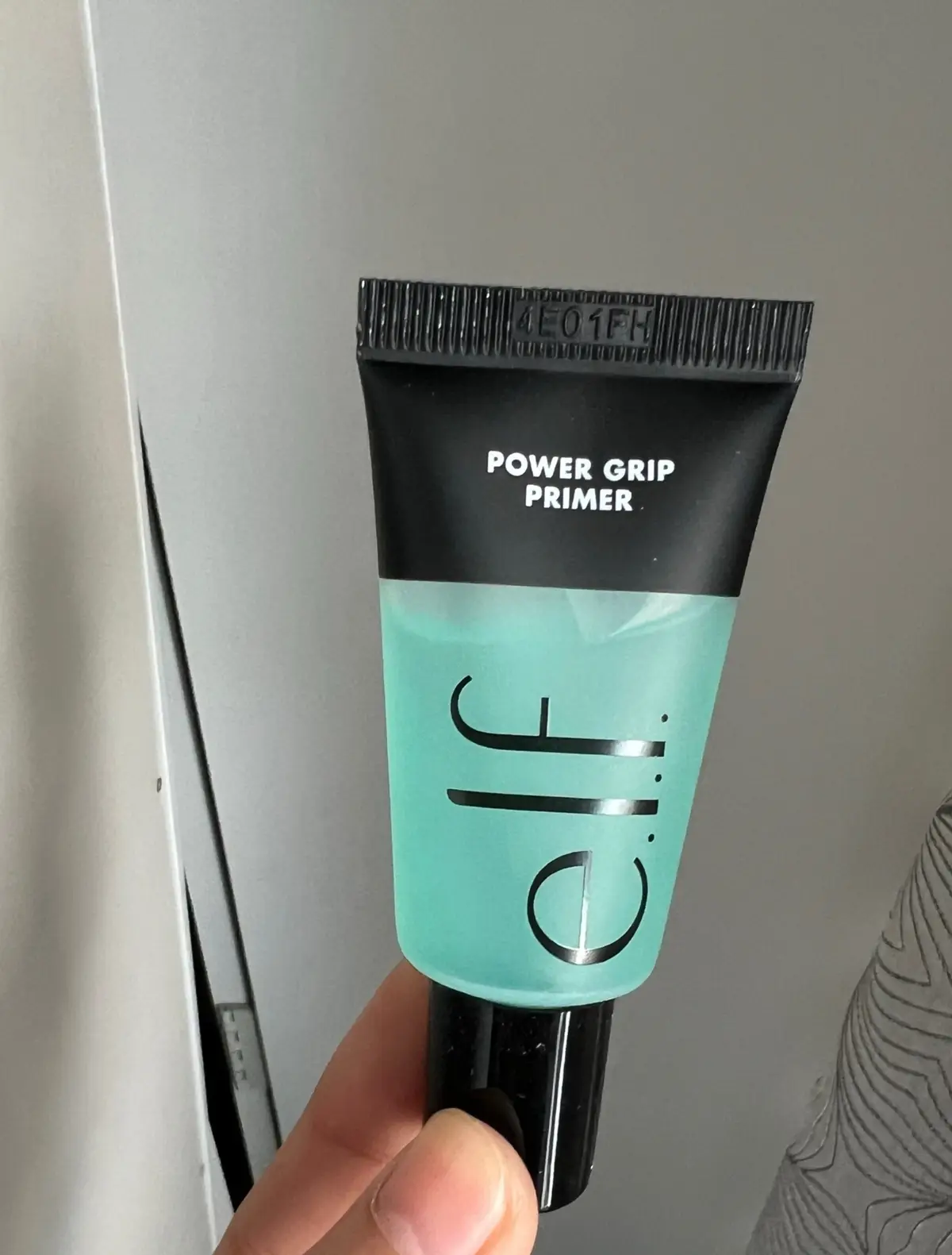 The Elf Power Grip Primer Mini and the Elf Power Grip Primer with Niacinamide both offer strong makeup hold, but the niacinamide version also provides skincare benefits like brightening and smoothing the skin. The regular Power Grip Mini focuses solely on gripping makeup, while the niacinamide version helps improve skin texture over time. Additionally, the niacinamide version has a slight yellow tint, while the regular one is clear. @influenster @e.l.f. Cosmetics  #complimentary #elfcosmetics #elfxinfluenster