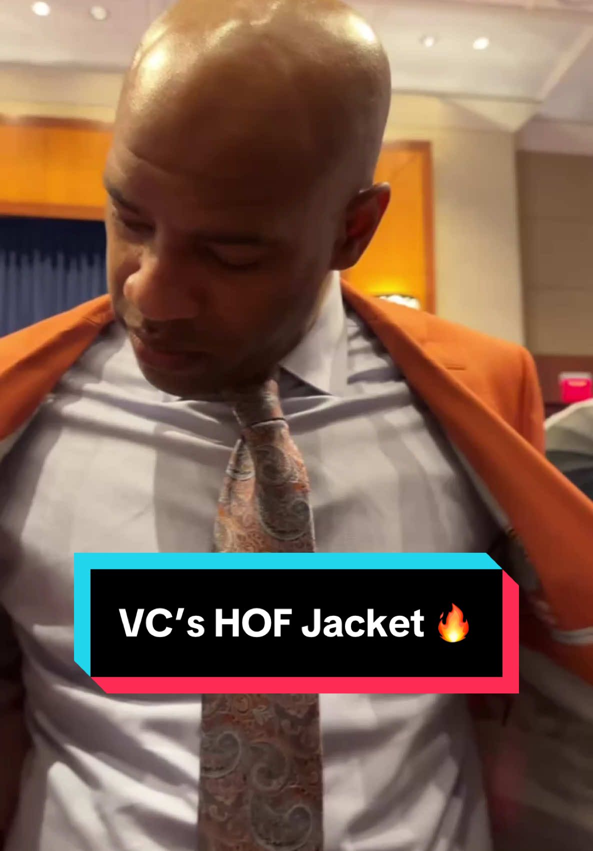 Vince Carter shows us the inside of his hall of fame jacket 🙌 #NBA #Basketball #VinceCarter #HallOfFame 