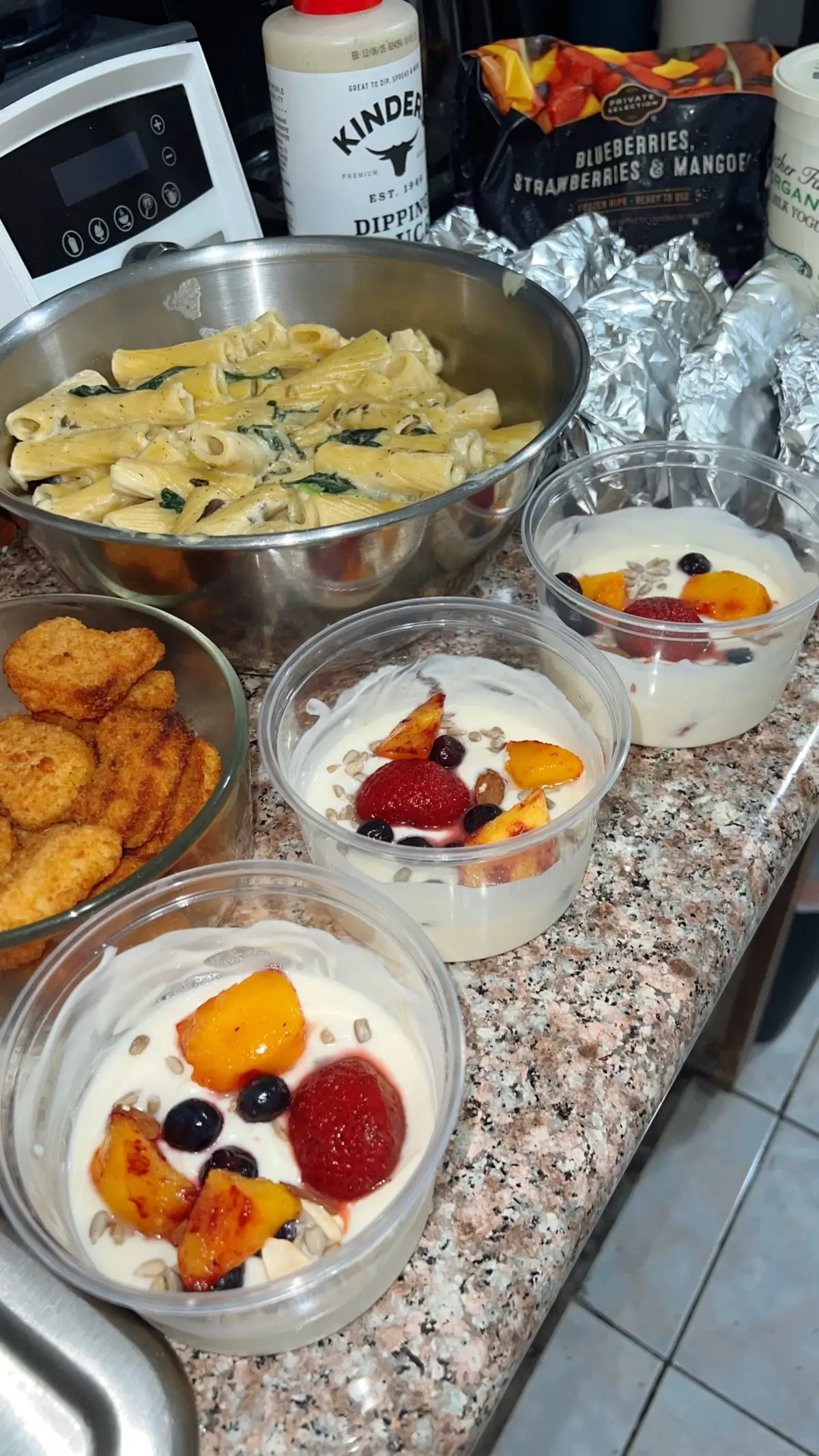 Breakfast: greek yogurt + honey powder + sunflower seeds + almonds + frozen fruits + chia pudding Lunch: rigatoni + spinach/arugula + alfredo sauce + chicken nuggets Snack: flour tortilla + creamy honey mustard + spinach/arugula omelette + chicken nuggets #mealprep #workbaon #baon