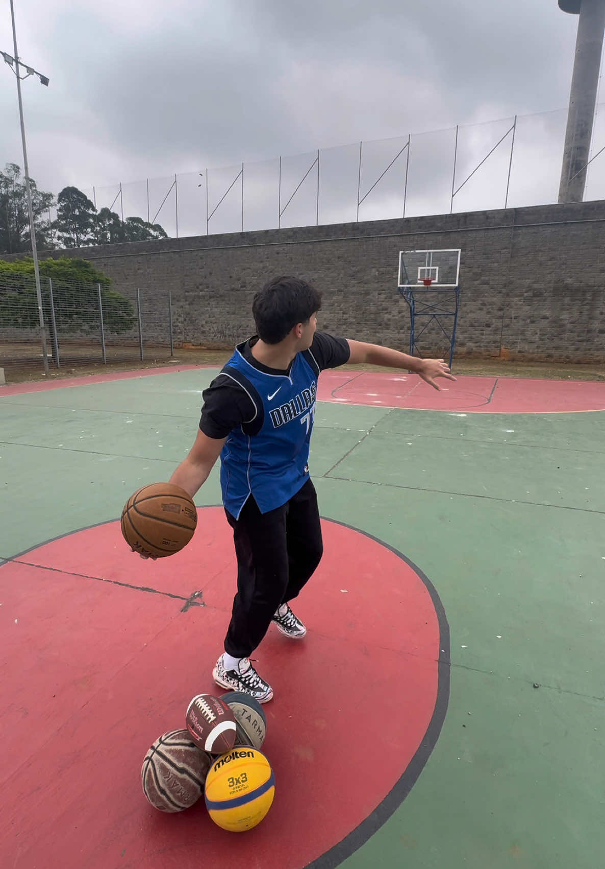 Quando o arremesso é de longe, mas o zoom é de pertinho! 🏀🔥  Desafio aceito com o realme 12 Pro+ e seu Super Zoom de 120x, que não perde nenhum detalhe, nem no arremesso mais distante! 📱 💥 Valeu @realme Brasil por me ajudar a ver de longe como nunca antes! 😎    #realme120XSuperZoom #realme #realme12ProPlus #publi  #basquete 