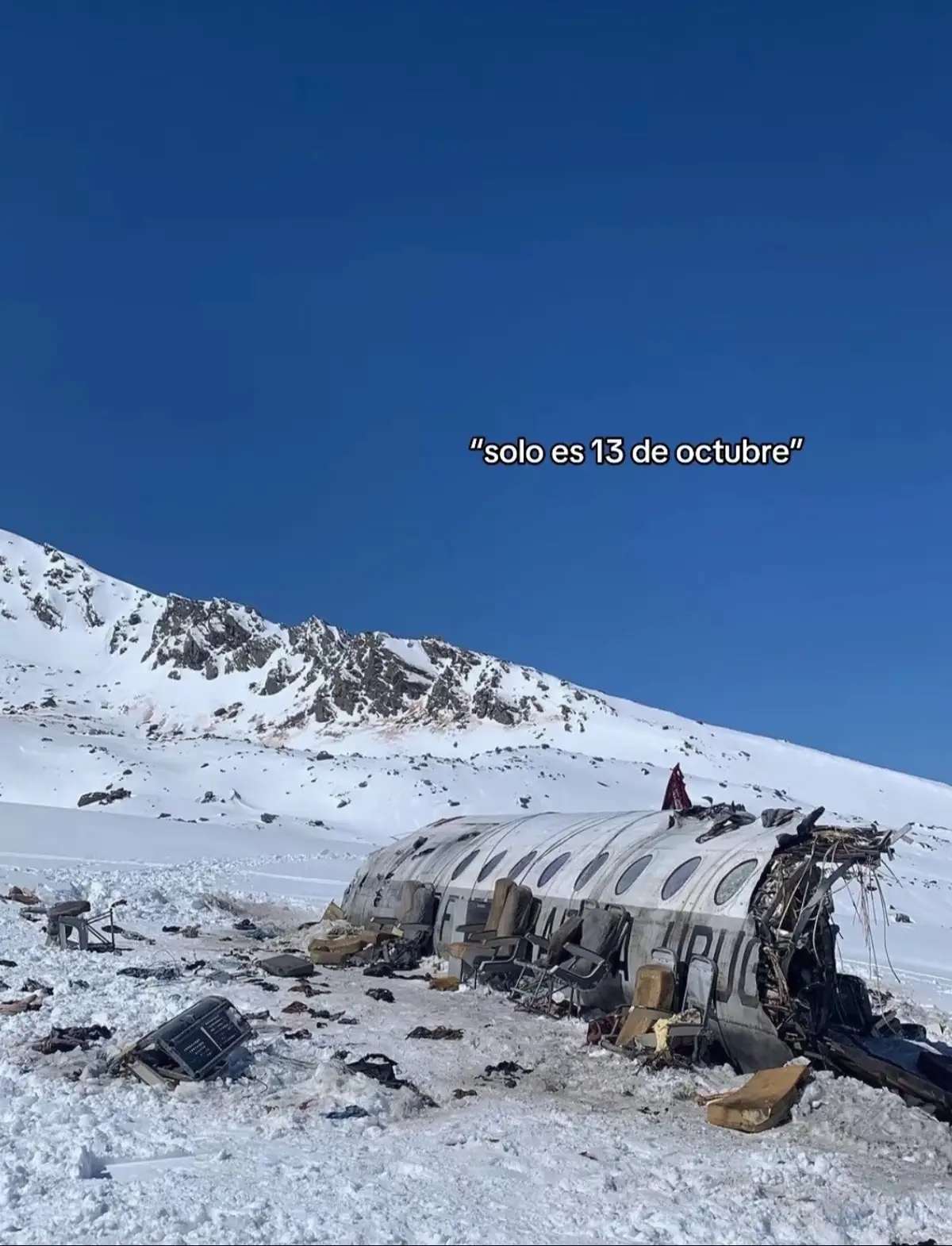 Hace 52 años, el 13 de octubre de 1972, un avión con un equipo de rugby uruguayo se estrelló en los Andes. Los sobrevivientes, atrapados en medio de la nieve y el frío extremo, resistieron 72 días sin comida suficiente, recurriendo al canibalismo para sobrevivir. Tras varios intentos desesperados, dos de ellos, Nando Parrado y Roberto Canessa, lograron encontrar ayuda después de caminar por las montañas. Finalmente, 16 personas fueron rescatadas, en una historia de increíble lucha por la vida. 🤍 #losandes #lasociedaddelanieve #whenyouknowyouknow #latragediadelosandes #avion #accidentedeavion #robertocanessa #nandoparrado #numaturcatti #enzovogrincic 