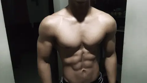 posing at night sounds like this>>> _ _ _ _ _ _ _ #gym #gymrat #gymmotivation #GymTok #16años #posing #aesthetic #tojifushiguro #toji #foryoupag #fypシ #davidlaid #davidlaid_motivation #ladygaga 