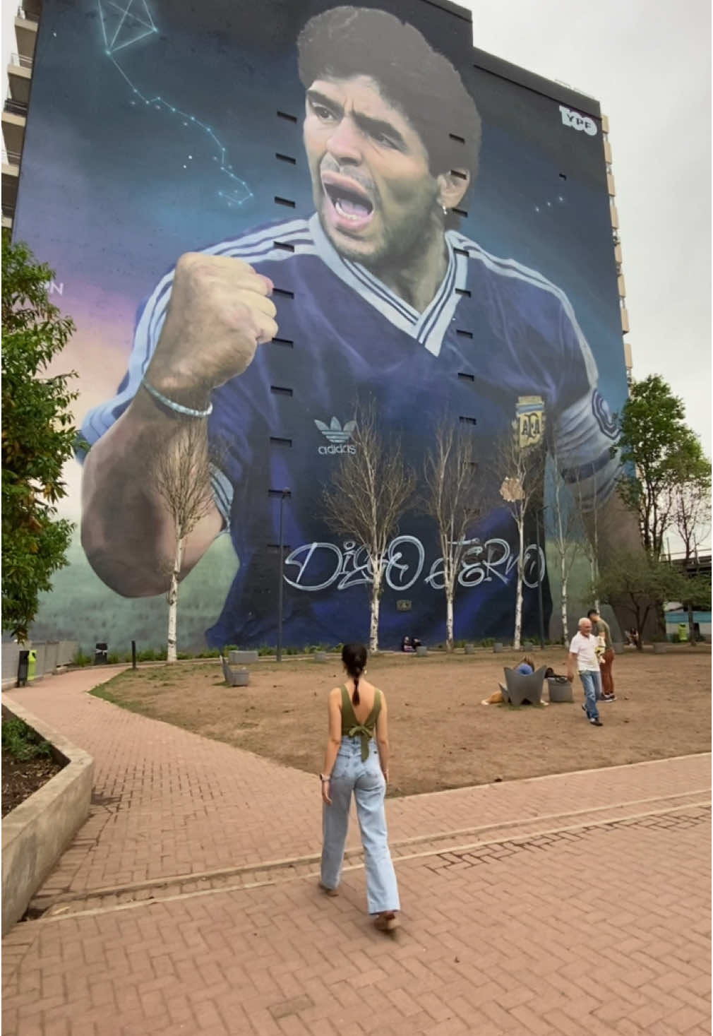 Mural de Diego Armando Maradona en 📍Constitución. El artista @ronmuralist fue el creador del mural más grande de Maradona en todo el mundo. La obra se ubica sobre la medianera de un edificio de 12 pisos en el barrio porteño de Constitución, sobre la Av. San Juan y la calle Solís, a metros de la autopista 25 de Mayo en la Ciudad Autónoma de Buenos Aires.