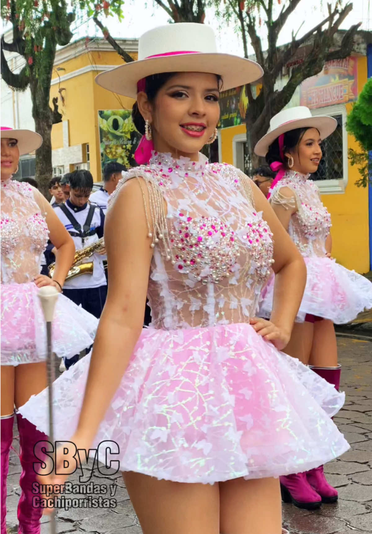 Wow Simplemente Hermosísima Nathaly Castellanos con el Nuevo Traje de Ilobasco Latín Band.