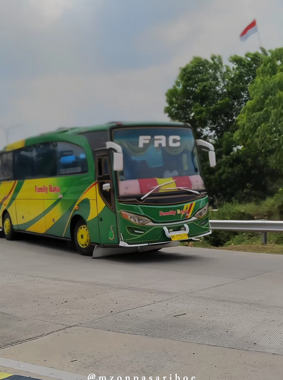 FAMILY RAYA CERIA • Mercedes Benz OH1525 • JETBUS 2 #familyrayaceria #familyrayabus  #mercedesbenz #oh1525 #mercedesbenzoh1525 #jetbus2 #jetbus2shd #buslintassumatra #lintassumatra #akap #antarkotaantarprovinsi  @apamxxx  @garasipusat  #mr_pas #M412CO 