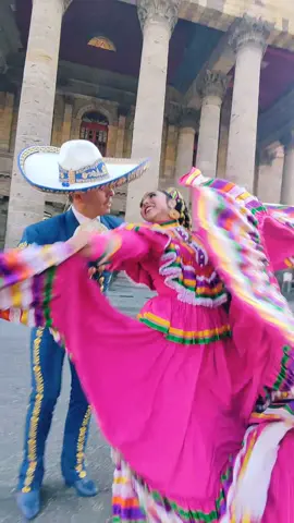 Negrita de mis pesares ojos de papel volando..... #visitmexico #balletfolklorico #charrodress #guadalajara #folklorjalisco #foryour #foryoupag #vestidos #follow #folklore #guadalajarajalisco #vista #jalisco 