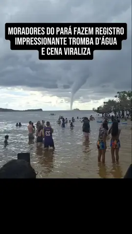 Uma imagem impressionante e assustadora ao mesmo tempo: uma tromba d'água foi registrada no rio Tapajós, em Santarém, no oeste do #Pará. O fenômeno natural ocorreu durante uma forte #chuva que atingiu a cidade no início de agosto, e foi capturado de vários pontos diferentes. Devido aos ventos intensos, donos de pequenas embarcações ancoradas em frente à cidade precisaram agir rapidamente para mover seus barcos para áreas seguras. #ceará #nordeste #noticias #furacao 