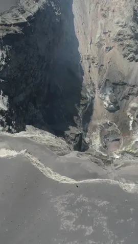 El volcán Ubinas, uno de los más activos de Perú. Mientras subíamos, sentíamos la energía del lugar bajo nuestros pies. Llegar a la cima a 5672 metros fue impresionante, con vistas que parecían de otro mundo.  #AdventureTime #Wanderlust #TravelGoals #ExploreTheWorld #NatureLovers #AdrenalineRush #OutdoorAdventures #OffTheBeatenPath #EpicViews #TravelVlog #peru #ubinas #drone #dji 