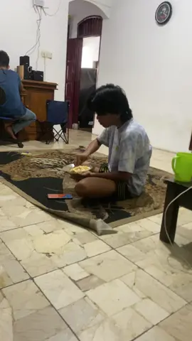 kenapa ya kalo lihat teman lagi makan bawaan nya sedih wkwkwkw #cowoklagimakansedih 