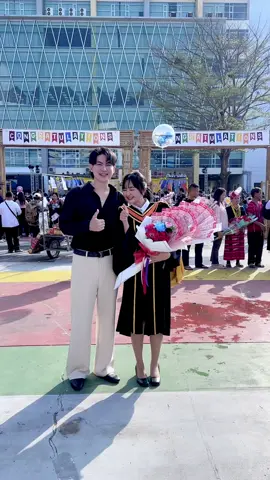 จริงๆรู้สึกเครียดๆและคิดมากเรื่องเสื้อมากๆเลยครับ จริงๆเตรียมเสื้อมาคือสีขาว กางเกงสีครีม แต่ไม่มีเวลาได้ลองเลยครับค่อนข้างวุ่นมากๆ เสื้อสั่งจากออนไลน์มา แล้วส่งรีดไว้ วันนี้พอมาลองใส่ เสื้อสีขาวคือบางมากๆ จนเห็นเนื้อด้านในทั้งหมดเลยใส่ไม่ได้จริงแดดแรงมาก เหงื่อเยอะมากก็เลยปรึกษากับน้องเลยตัดสินใจใส่สีดำครับ ขอโืทษมากจริงๆครับ 😭🙏 @อาเมย์(4.2M)ช่องจริง💖 