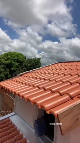 instalação de rufo. . . . . . . #uvscalhas #calheiros #calheiro #telhado #calheirosdobrasil #viral #foryou #arquitetura #engenharia #construção  #construcao #reforma #construction #civil #obras  #Konstruktion #Dachrinnen #engineer #gutters #roof #roofing #saopaulo #roofer #paraguacupaulista #строительство #водостоки #construcción #canalones #selabrasil
