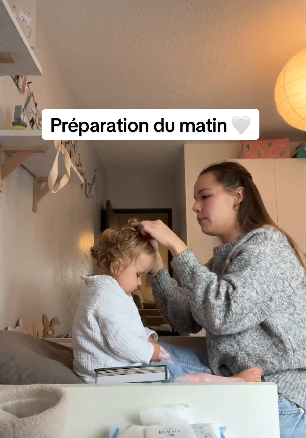 On prepare ensemble Ilona ! Vous aussi c’est complique de coiffer vos bebes ? #coiffure #coiffurefilles #coiffurefillesimplerapide #creatorsearchinsights #bebe2023 #MomsofTikTok #mumlife #fyp #pourtoi #deuxmamans #lgbt #preparation #routinecheveux #routinematinale #merefille #viedemaman #