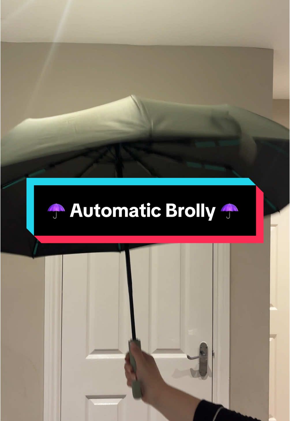 This is an amazing automatic umbrella! Its can withstand strong winds, its super compact and it looks great! Its perfect for the autumn and winter. #automaticumbrella #tiktokmademebuyit #rain #winterseason #umbrella 