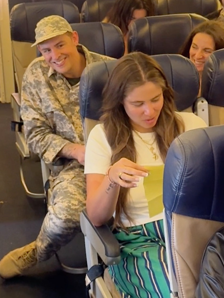 Soldiers surprise mile high homecoming proposal makes whole plane happy 🥹 #Homecoming #surprise #proposal #airplane