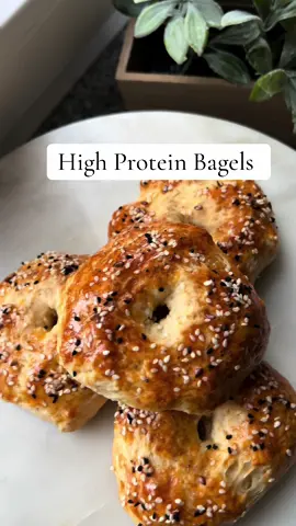 High Protein Bagels 🫶 150 gr Mehl 150gr griechischer Joghurt  2 TL Backpulver  1 TL Salz  Oben drauf: 1 Eigelb  Sesam/Schwarzkümmel  Bei 180 grad Ober-Unterhitze backen und abkühlen lassen.  #food #fyp #fypageシ #fypviralシ #kochen #Recipe #lowcarb #diät #highprotein #rezept #einfacherezepte #eier #bagels #bagel #brot #frühstück #joghurt #fypシ゚viral #bagelsandwich 