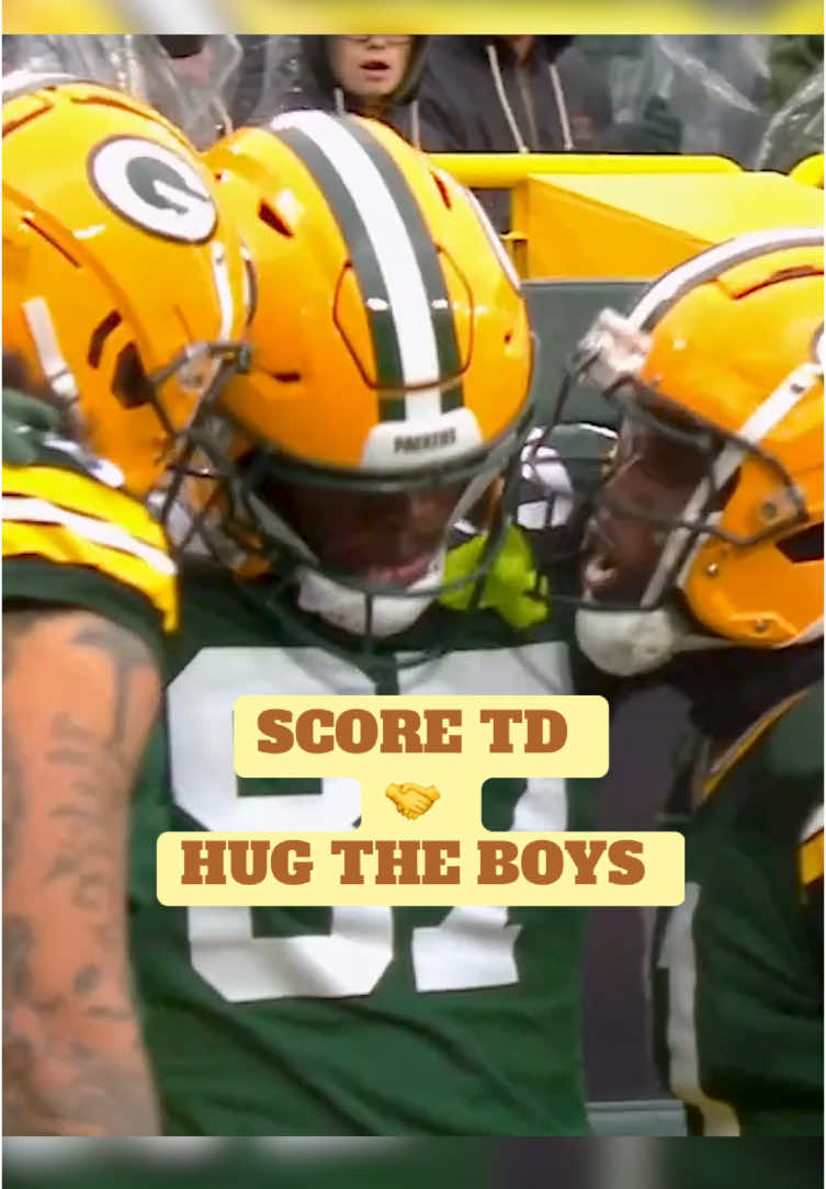 hugs for everyone 🫂 #romeodoubs #greenbay #packers #nfl @Green Bay Packers 