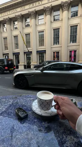 Pit stop with the DB12 ☕️🔑 #astonmartin #astonmartindb12 #db12 #aston #supercar #supercars #london #mayfair #coffee #pausecafé 