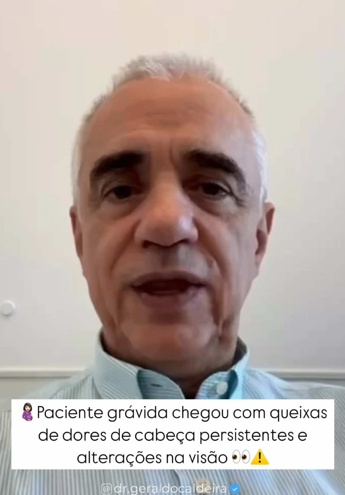 🚨Compartilho, neste vídeo, um caso clínico importante, que pode servir de alerta para gestantes.🤰🏻👀 Uma paciente minha, grávida, chegou com queixas de dores de cabeça persistentes e alterações na visão. Naturalmente, a primeira suspeita era de toxemia gravídica, também conhecida como pré-eclâmpsia, já que esses sintomas são comuns nessa condição. Porém, ao realizar todos os exames necessários para investigar a pré-eclâmpsia, os resultados vieram normais, e percebi que algo mais poderia estar acontecendo. O detalhe que me chamou a atenção foi que as alterações visuais ocorriam apenas no olho esquerdo da paciente. Isso me levou a solicitar um exame de prolactina para investigação, pois níveis elevados desse hormônio podem indicar a presença de um microadenoma de hipófise, um tumor benigno que se desenvolve na glândula hipófise. Esses tumores podem pressionar o quiasma óptico, uma estrutura localizada bem em frente à hipófise e que envolve os nervos ópticos, o que pode resultar em distúrbios visuais. O resultado do exame de prolactina foi surpreendente: um valor de 170, muito acima do normal. Para se ter uma ideia, prolactina acima de 100 já sugere a presença de um microadenoma. Diante disso, foi necessário pedir uma ressonância magnética da região da sela túrcica, onde se localiza a hipófise, para confirmar o diagnóstico. Porém, já é quase certo que ela esteja com um microadenoma de hipófise. ⚠️Esse caso reforça a importância de prestar atenção aos sinais que o corpo dá, especialmente durante a gestação, e de procurar uma avaliação médica sempre que algo estiver fora do habitual. Sintomas como dores de cabeça persistentes e alterações na visão não devem ser ignorados, pois podem ter causas que vão além das condições mais comuns na gestação. ✅Compartilhe esse alerta!  👶🌟  Dr. Geraldo Caldeira Médico Ginecologista e Obstetra Especialista em Reprodução Humana  CRM 46809-SP | RQE 14761/14762 *Publicação de caráter educativo, e não substitui avaliação médica individualizada. #drgeraldocaldeira #gravidas #gestantes #gravidez #preeclampsia #prenatal