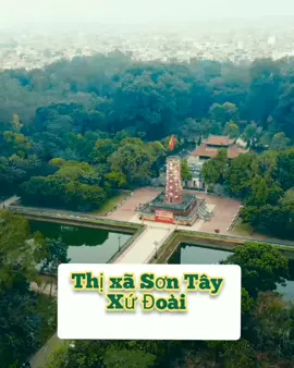 Thị xã Sơn Tây nằm ở phía Tây Bắc thành phố Hà Nội, là cửa ngõ phía Tây của Thủ đô, cách trung tâm Thành phố Hà Nội 45km về phía Tây theo QL 32. Tính đến năm 2018, Thị xã Sơn Tây có tổng diện tích tự nhiên là 113,5km2, Dân số khoảng 230.577 người, được chia làm 15 đơn vị hành chính gồm 9 phường và 6 xã, có 53 cơ quan, doanh nghiệp, bệnh viện, trường học và 30 đơn vị Quân đội trên địa bàn.  Thị xã Sơn Tây là nơi có nhiều trường đại học và cao đẳng, đặc biệt là các trường quân sự. Vì vậy, Sơn Tây còn được gọi là 
