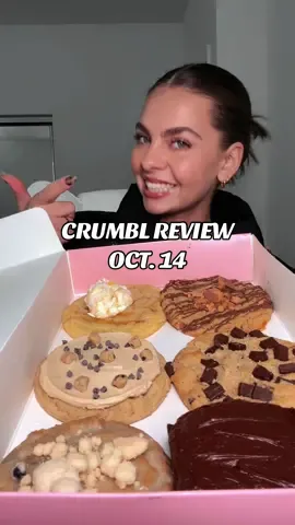 DOUBLE FUDGE BROWNIE & CORNBREAD ON TOPPPP 🍪⭐️😋🫶🏼 #crumblreview #foodreview #foodasmr #eating #crunchymukbang #Foodie #crumblcookiesoftheweek #crumblflavors #satisfyingvideo #cookiesandmilk 