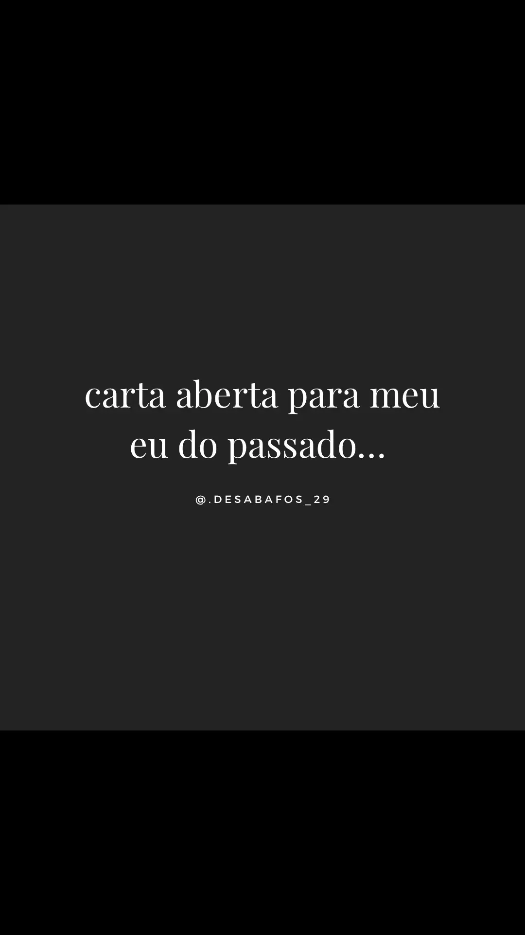 Escrevo esta carta como um adeus, mas também como um agradecimento. Um adeus às minhas versões anteriores, cada uma com suas cicatrizes, sonhos e medos. Um agradecimento por cada passo, por cada tropeço, por cada lição aprendida. Lembro-me de você, com seus olhos brilhantes de esperança e um coração cheio de sonhos. Você acreditava em um mundo perfeito, onde tudo era possível e as pessoas eram sempre boas. A vida, com sua infinita sabedoria, te mostrou que a realidade nem sempre é tão ideal. Mas, mesmo diante das adversidades, você se manteve de pé. Você me ensinou a ser resiliente, a levantar-se após cada queda. Me mostrou o valor da amizade, do amor e da família. Me ensinou a sonhar alto e a nunca desistir dos meus objetivos. Por tudo isso, sou eternamente grato. Hoje, sou uma pessoa diferente. As experiências moldaram meu caráter, me tornaram mais forte e mais sábio. Ainda carrego comigo as marcas do passado, mas elas não me definem mais. A cada dia que passa, me torno mais consciente de quem sou e do que quero para minha vida. Olhando para trás, vejo que cada escolha, por mais difícil que tenha sido, me levou até aqui. Aquele medo de falhar que te paralisava, hoje se transformou em coragem para enfrentar novos desafios. Aquele desejo de agradar a todos, agora se tornou a busca pela autenticidade. Sei que você se perguntaria se tudo valeu a pena. E eu te diria que sim, com toda a certeza. Cada lágrima derrama, cada sorriso conquistado, cada aprendizado, tudo fez parte dessa jornada incrível que é a vida. Agradeço por ter sido você, meu eu do passado. Você foi o alicerce sobre o qual construí minha identidade. Mas agora é hora de seguir em frente. A vida é um constante movimento, e eu preciso abraçar o novo com os braços abertos. Que esta carta sirva como um lembrete de que você não se foi, mas sim evoluiu. Que a sua essência continue viva em mim, me guiando em direção a um futuro mais brilhante. Com carinho, Seu eu do presente. #foyourpage #foyor  #viral  