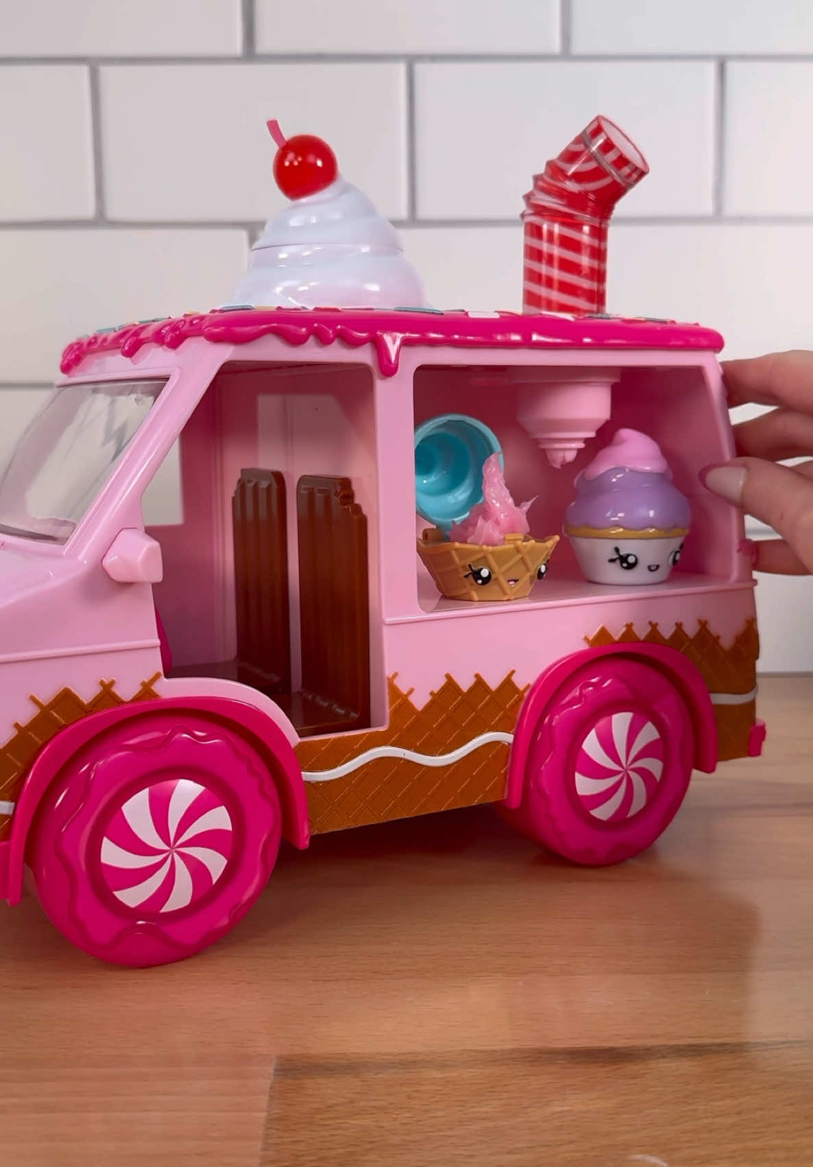 Let’s unbox the @Yummiland Lipgloss Truck! 💄💕🍫🍭 The Yummi crew has a sweet ride, and how satisfying is it to watch the lip gloss dispense into the NumNom?! 🍦 #yummiland #yummilanddolls #numnoms #lipgloss #asmr #asmrunboxing #toyunboxing #walmartfinds